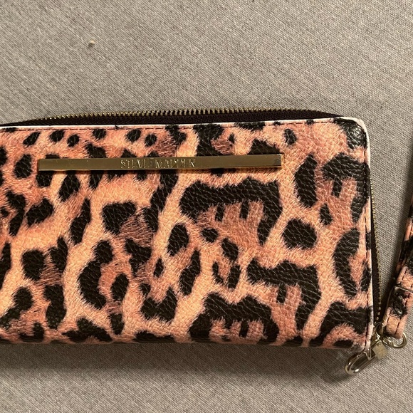 Steve Madden Leopard Print Wristlet - Picture 5 of 5